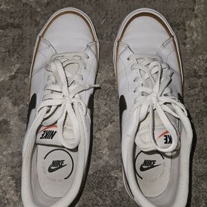 Nike Men’s White and Black Low-Top Sneakers